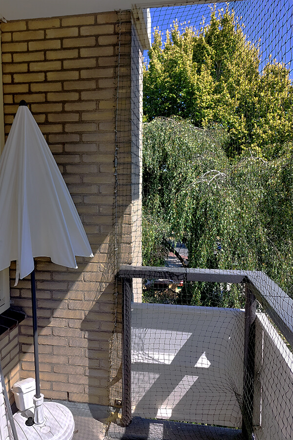 Duivennet op hoogte aanbrengen op balkon Klussen voor thuis - dak met sintels