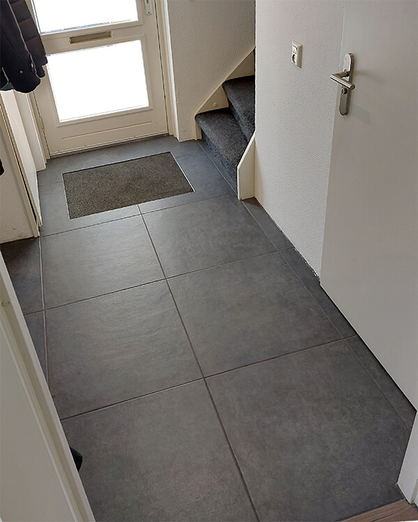 vloertegel in de gang gelegd